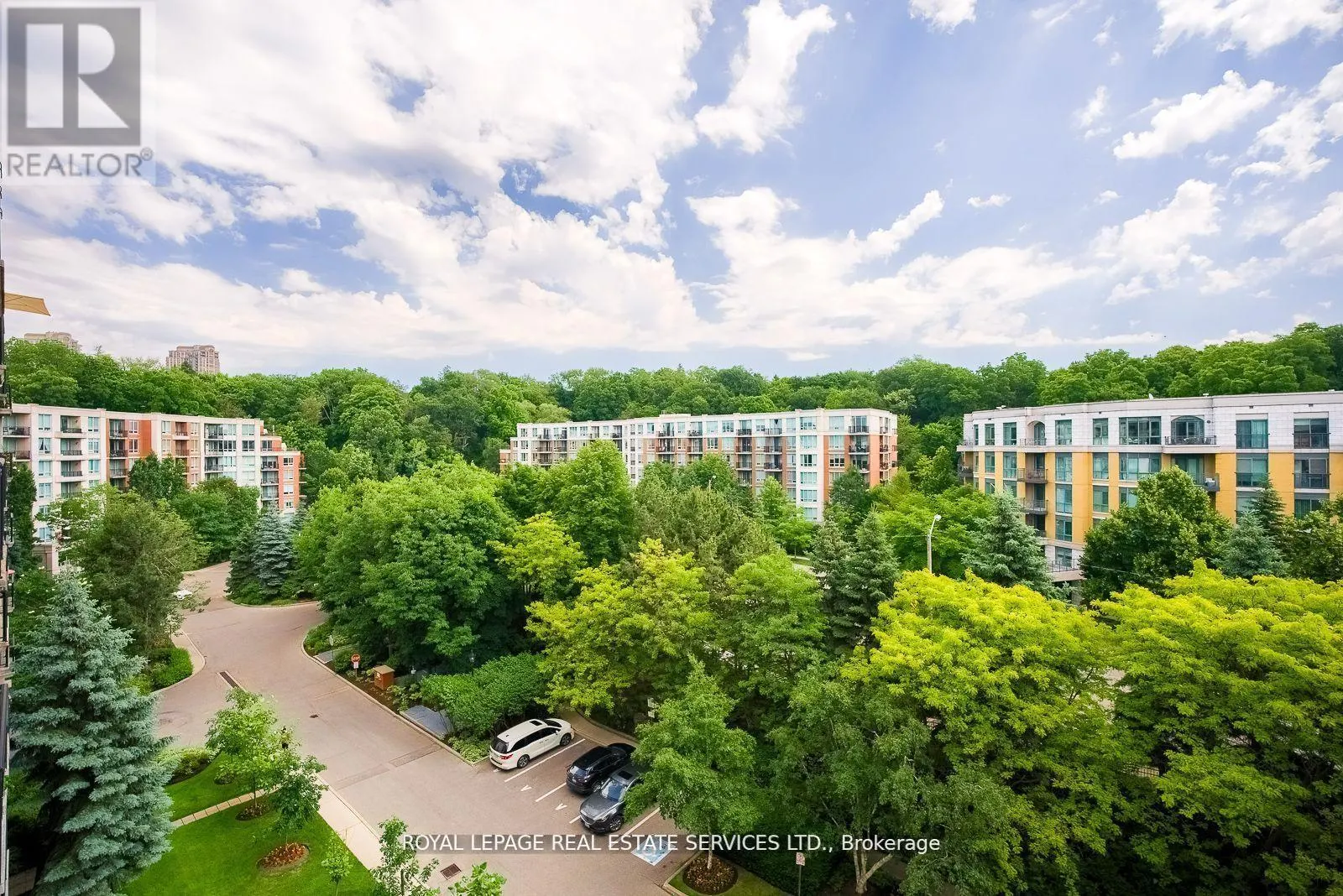 811 - 18 WILLIAM CARSON CRESCENT