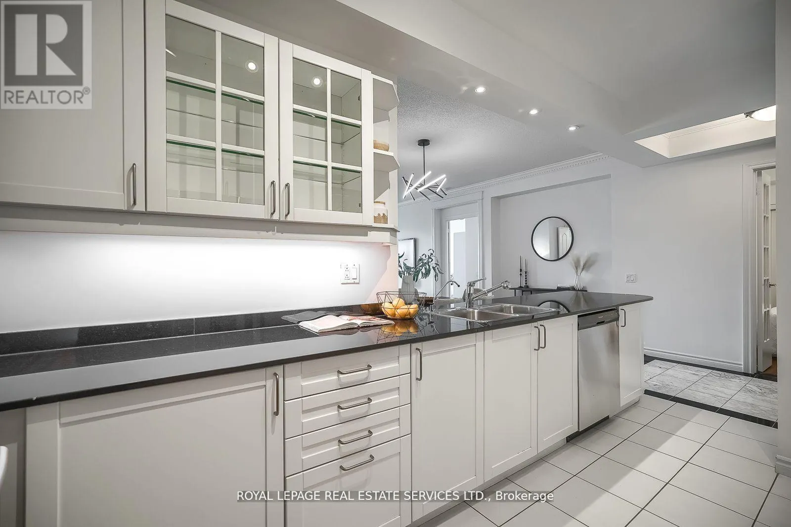 811 - 18 WILLIAM CARSON CRESCENT