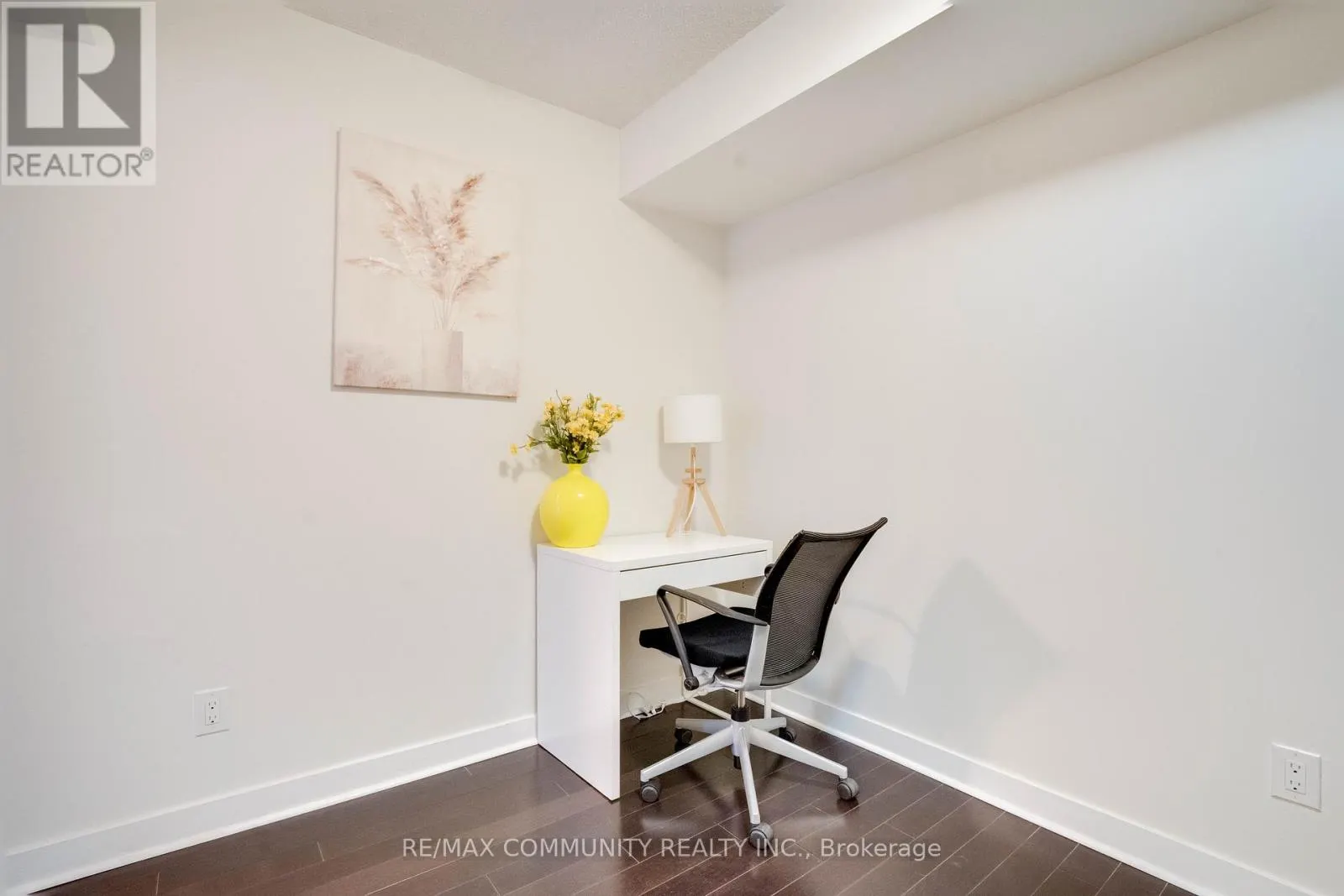 824 - 295 ADELAIDE STREET W
