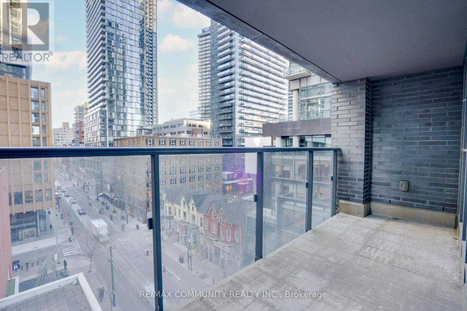 824 - 295 ADELAIDE STREET W