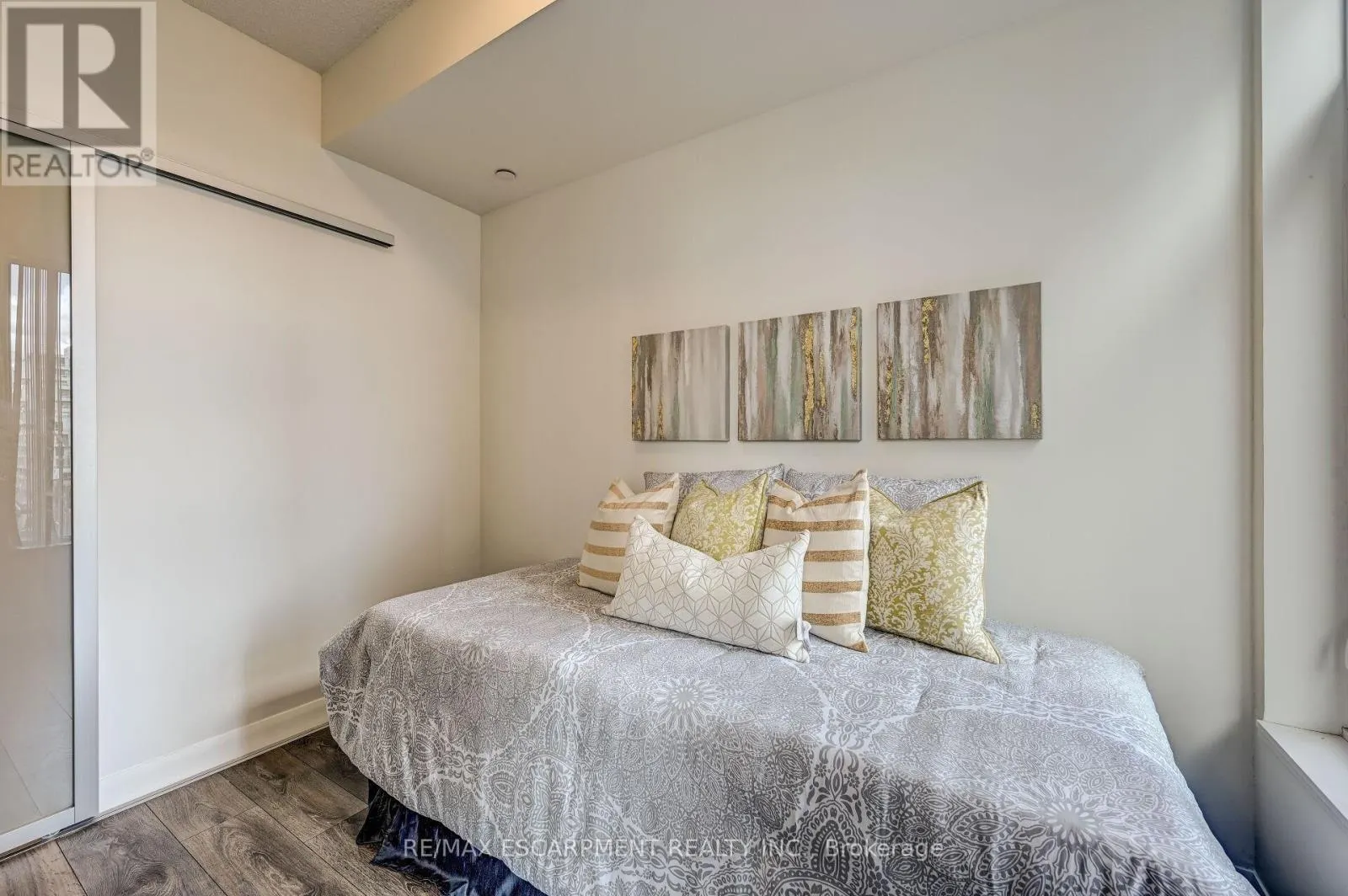 714 - 435 RICHMOND STREET W