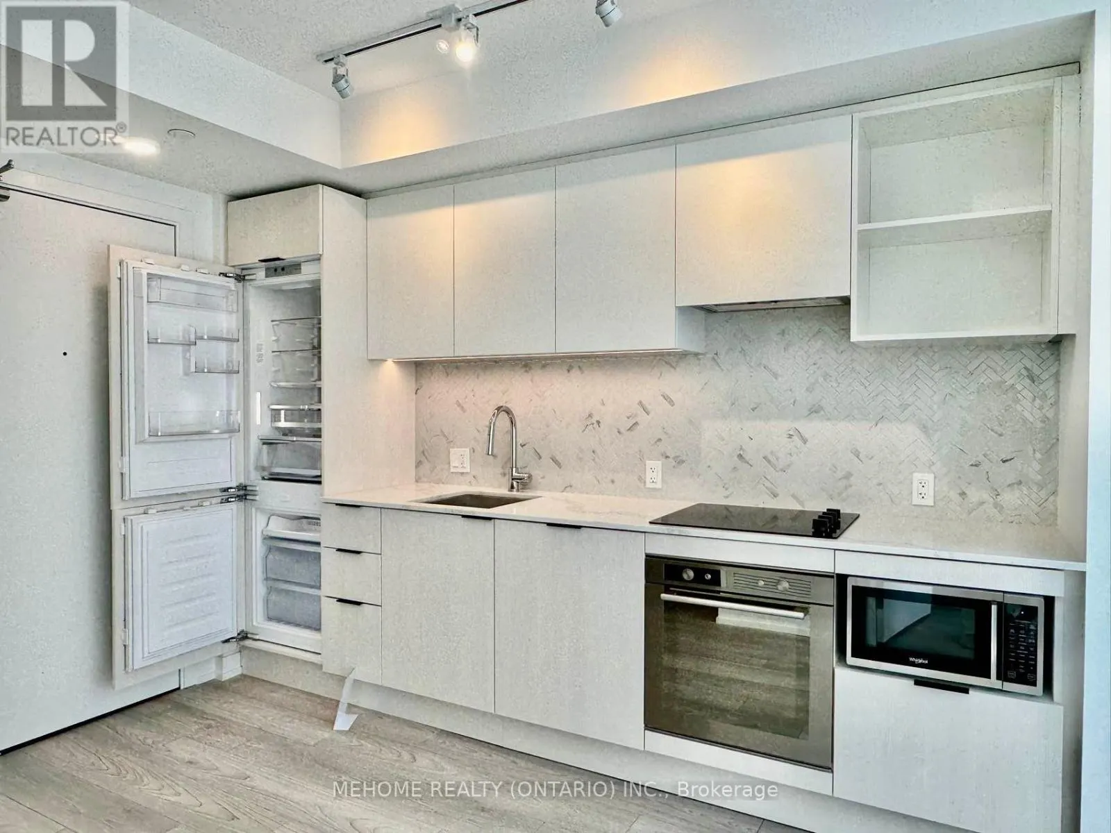 1905 - 82 DALHOUSIE STREET