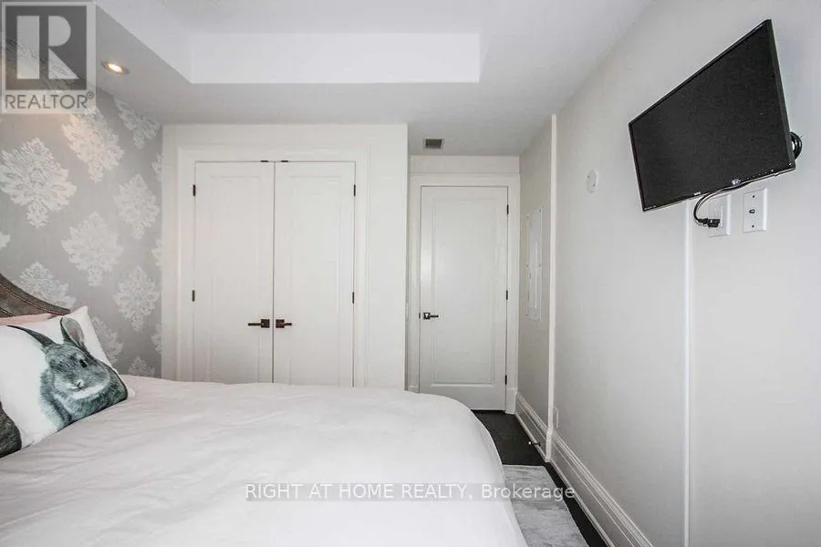 306 - 181 DAVENPORT ROAD