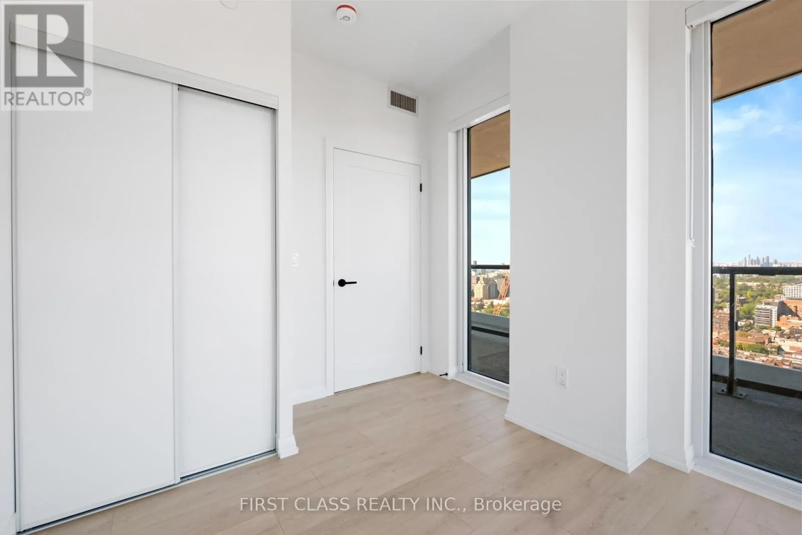 2911 - 280 DUNDAS STREET