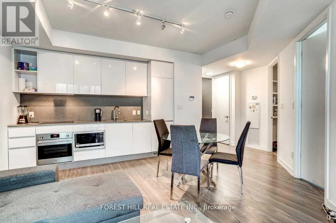 426 - 377 MADISON AVENUE