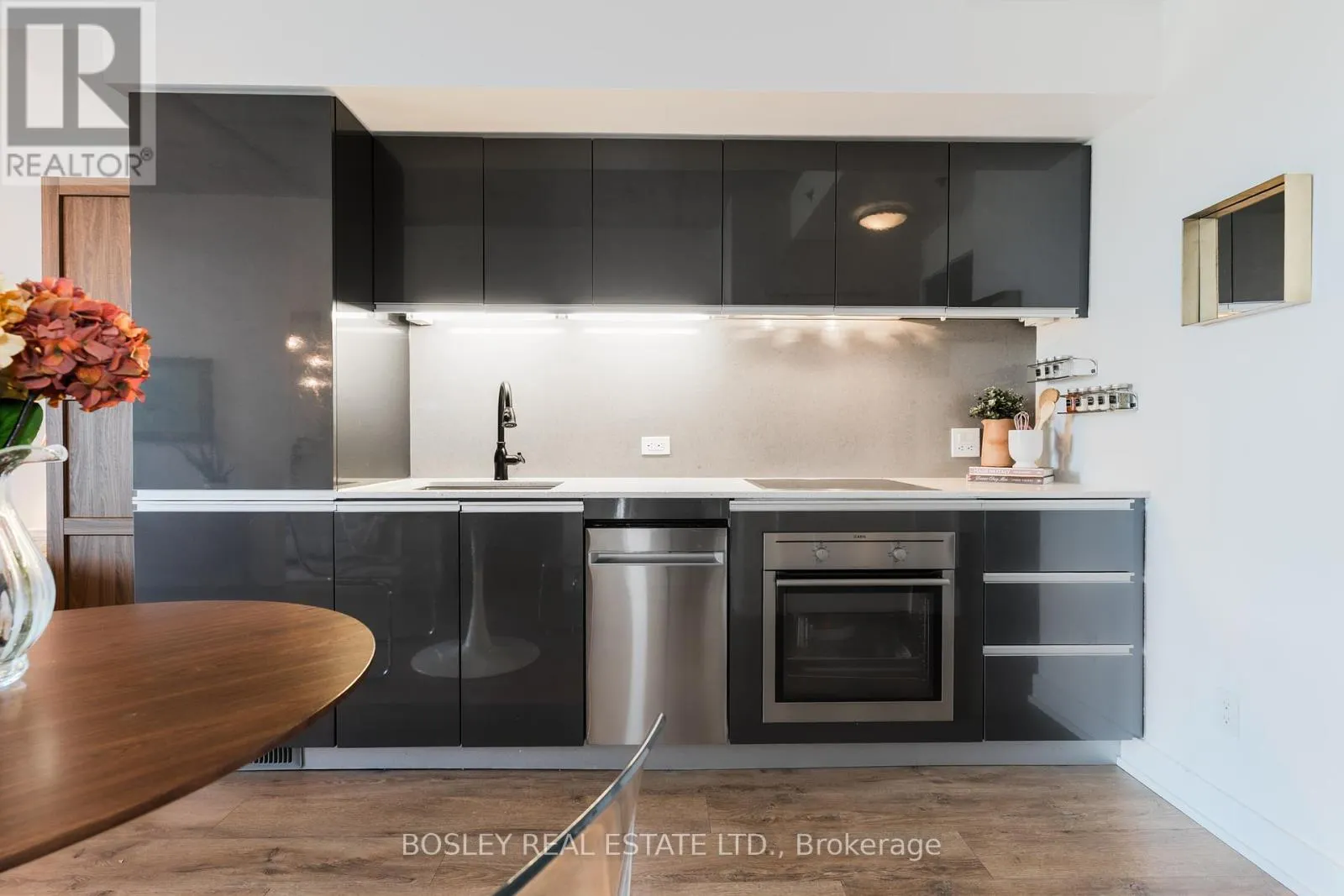 513 - 20 GLADSTONE AVENUE
