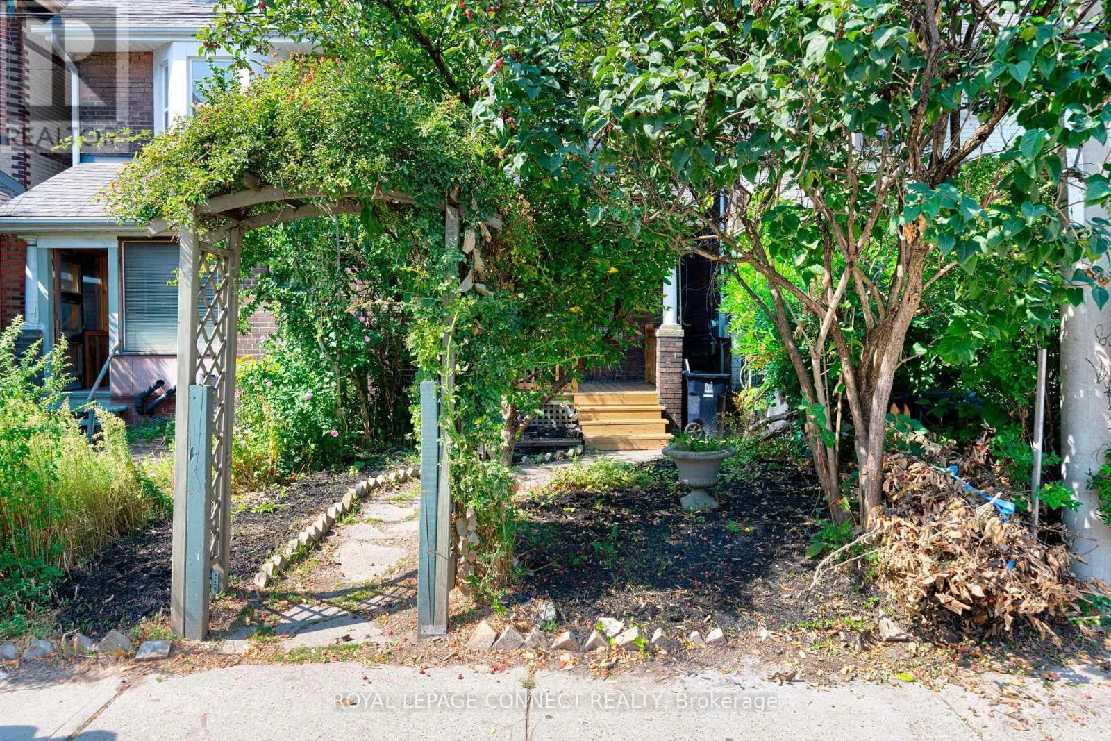 UPPER - 300 GLADSTONE AVENUE