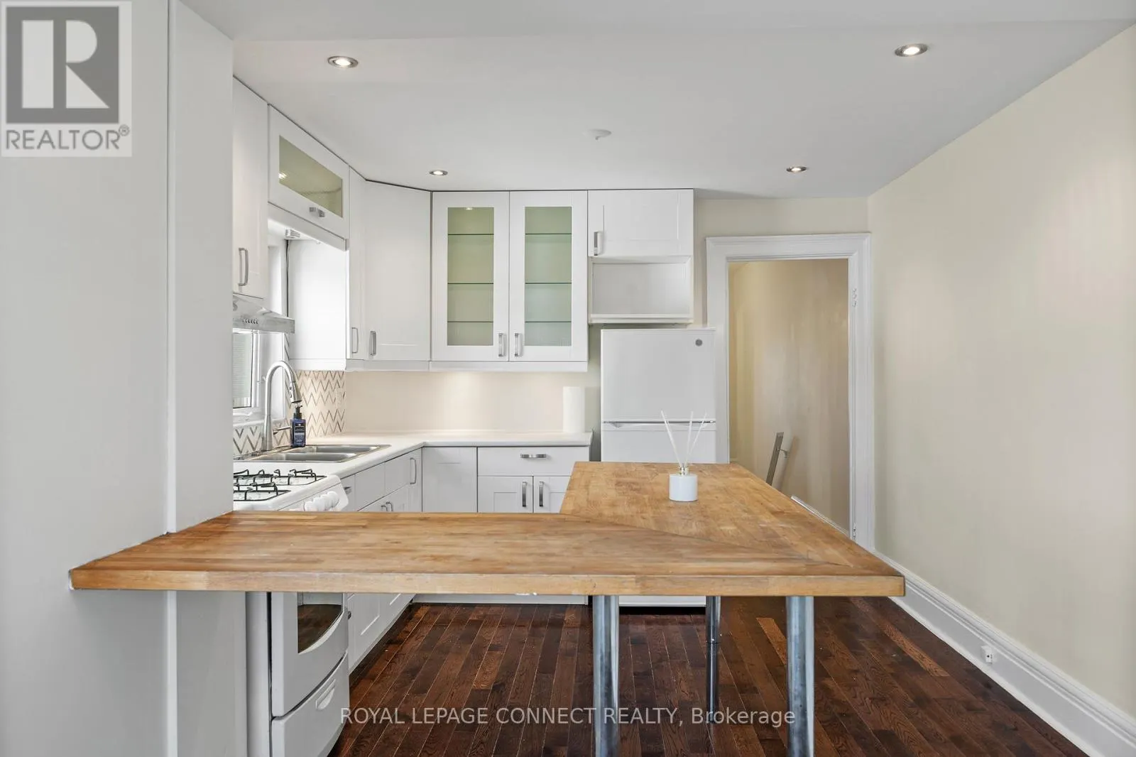 UPPER - 300 GLADSTONE AVENUE