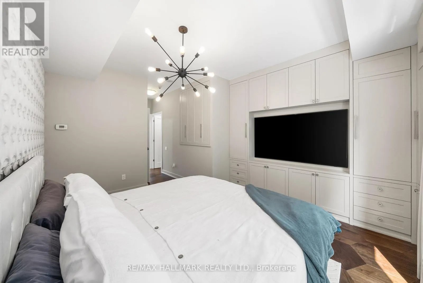 TH11 - 23 SHEPPARD AVENUE E