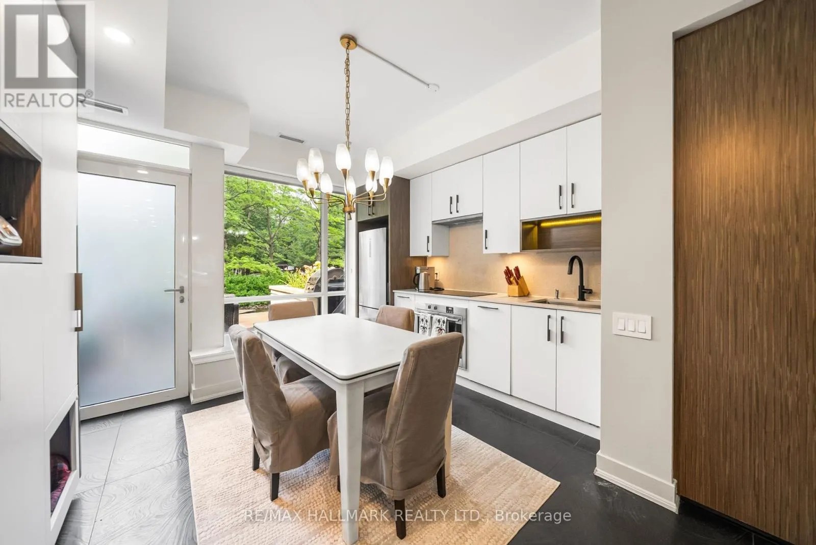 TH11 - 23 SHEPPARD AVENUE E