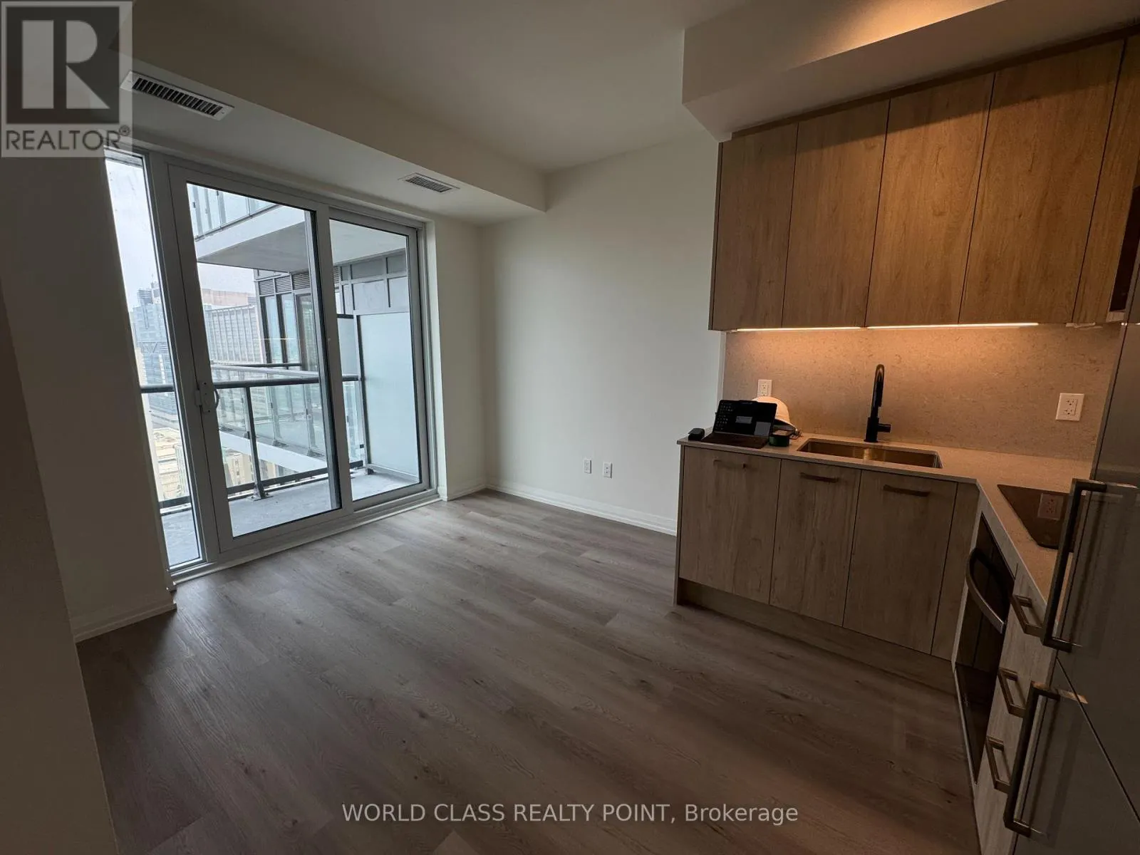 2013 - 280 DUNDAS STREET W