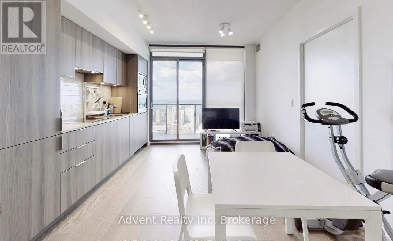 5213 - 11 WELLESLEY STREET W