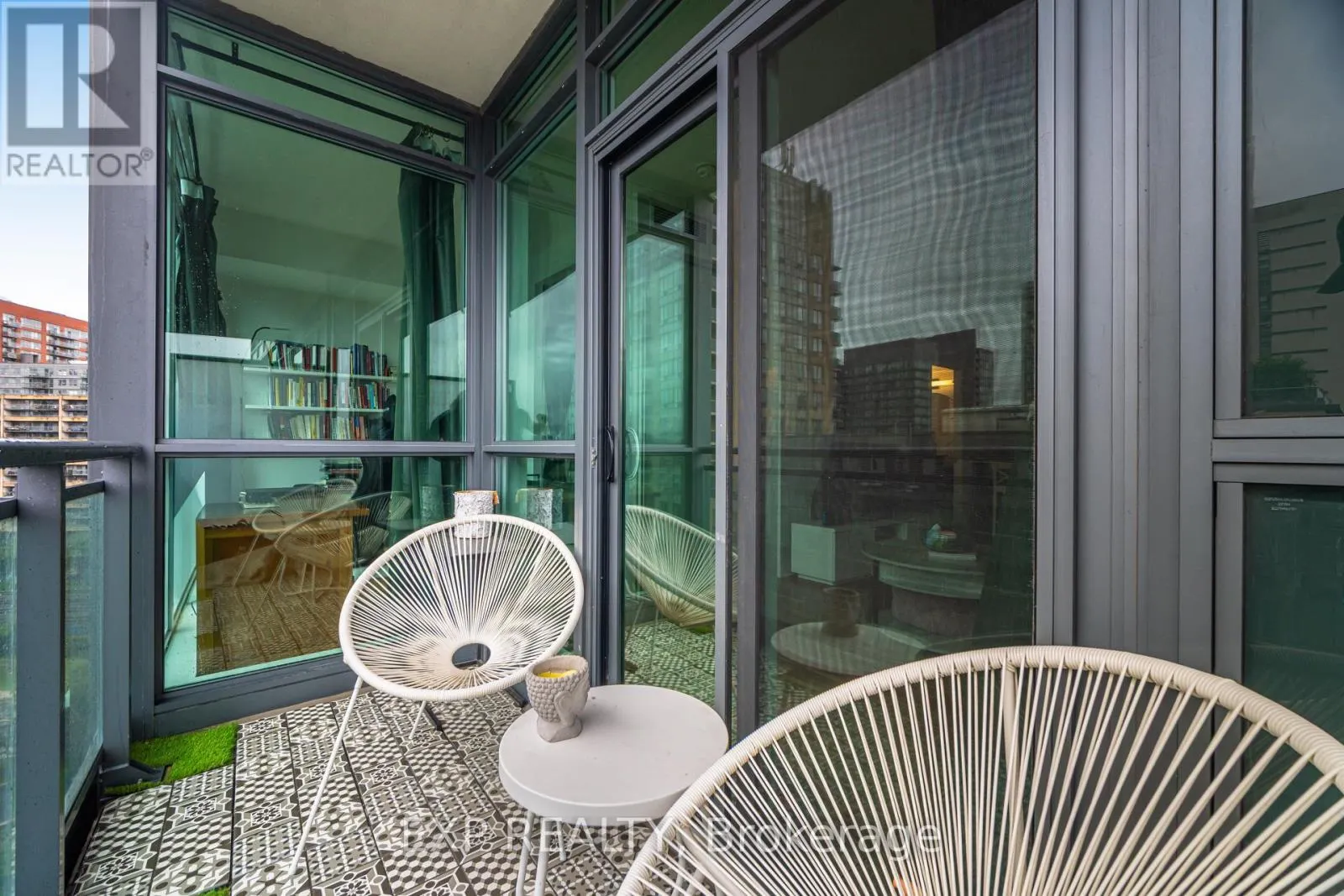 1005 - 1171 QUEEN STREET W