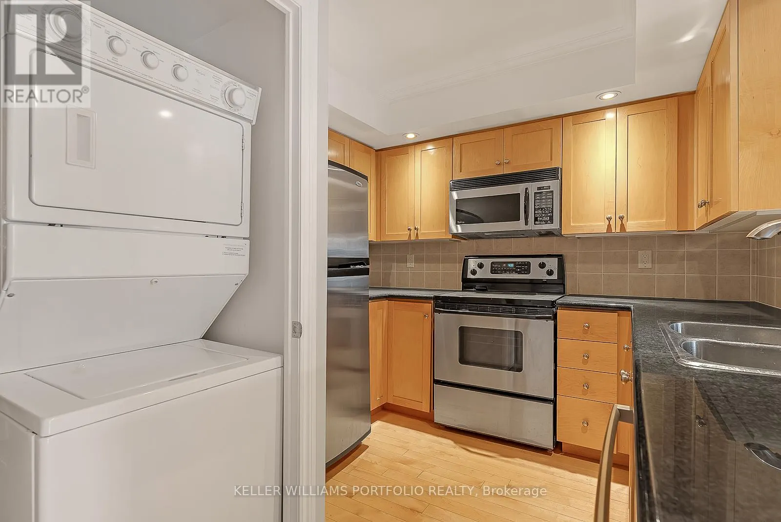 332 - 250 WELLINGTON STREET W