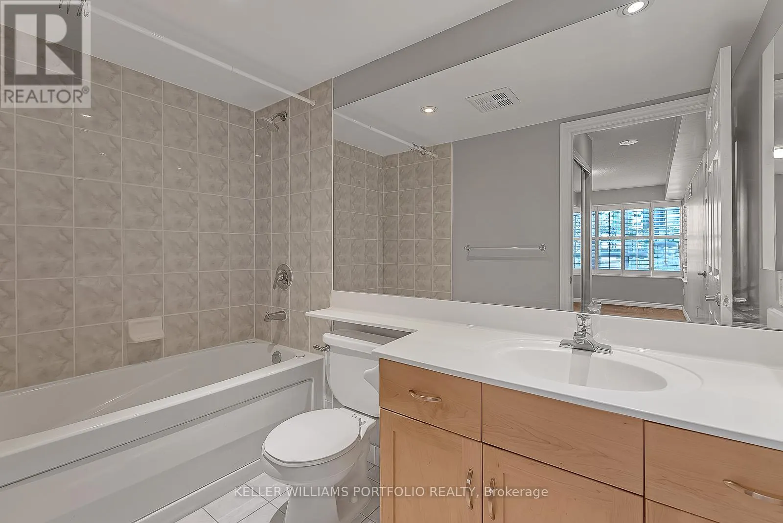 332 - 250 WELLINGTON STREET W