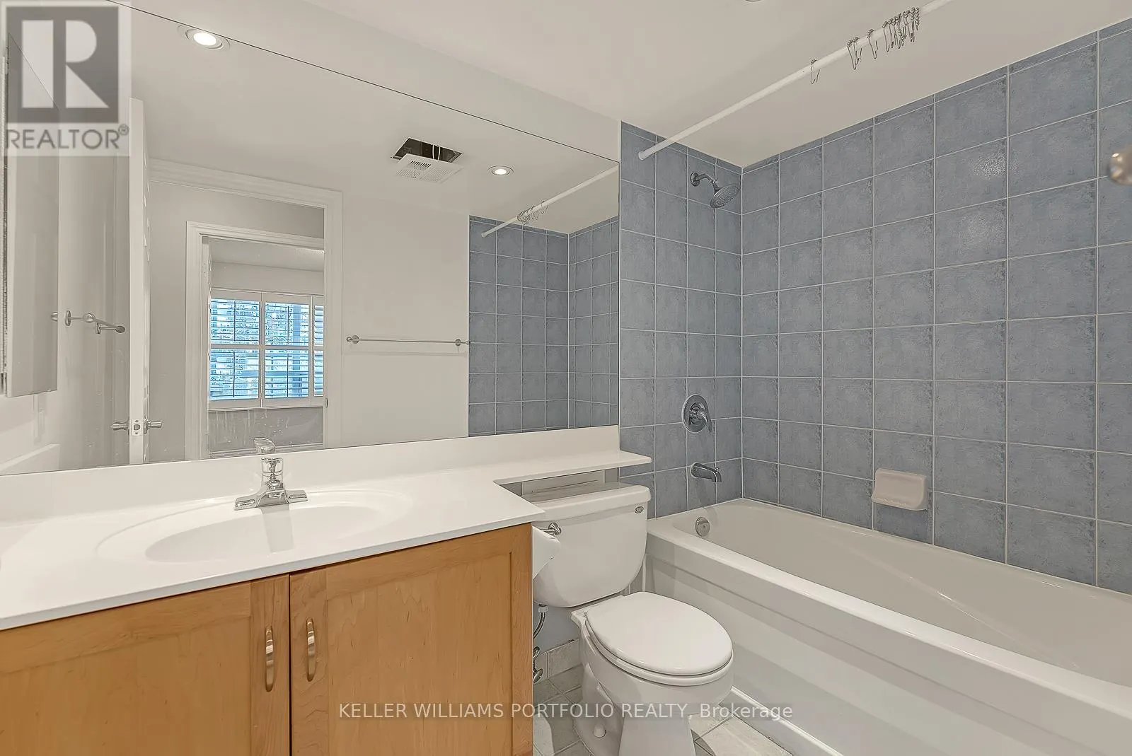 332 - 250 WELLINGTON STREET W