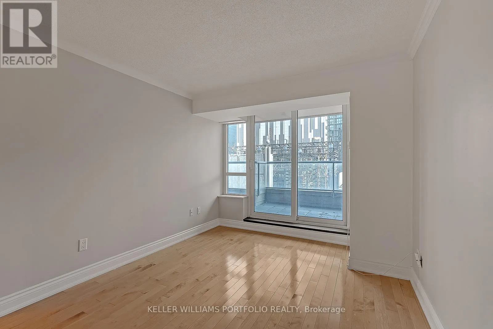 332 - 250 WELLINGTON STREET W