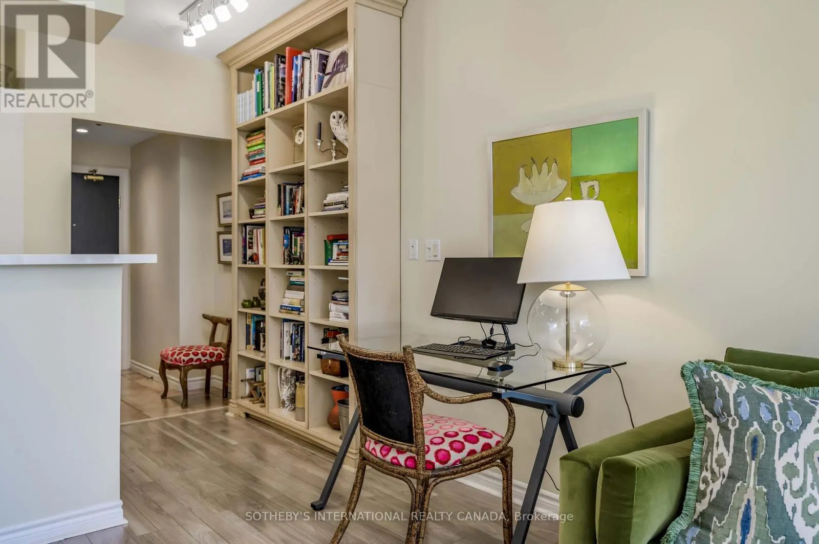 605 - 1 DEER PARK CRESCENT