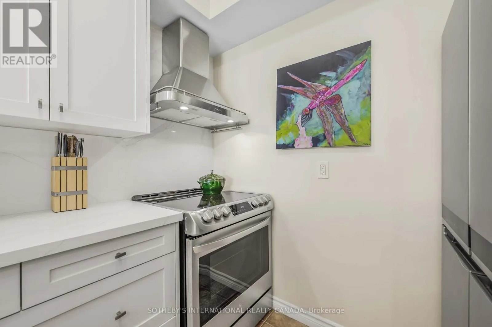 605 - 1 DEER PARK CRESCENT