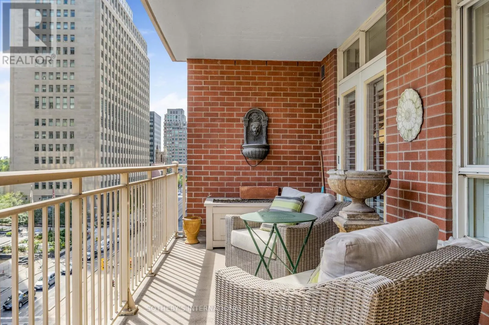 605 - 1 DEER PARK CRESCENT