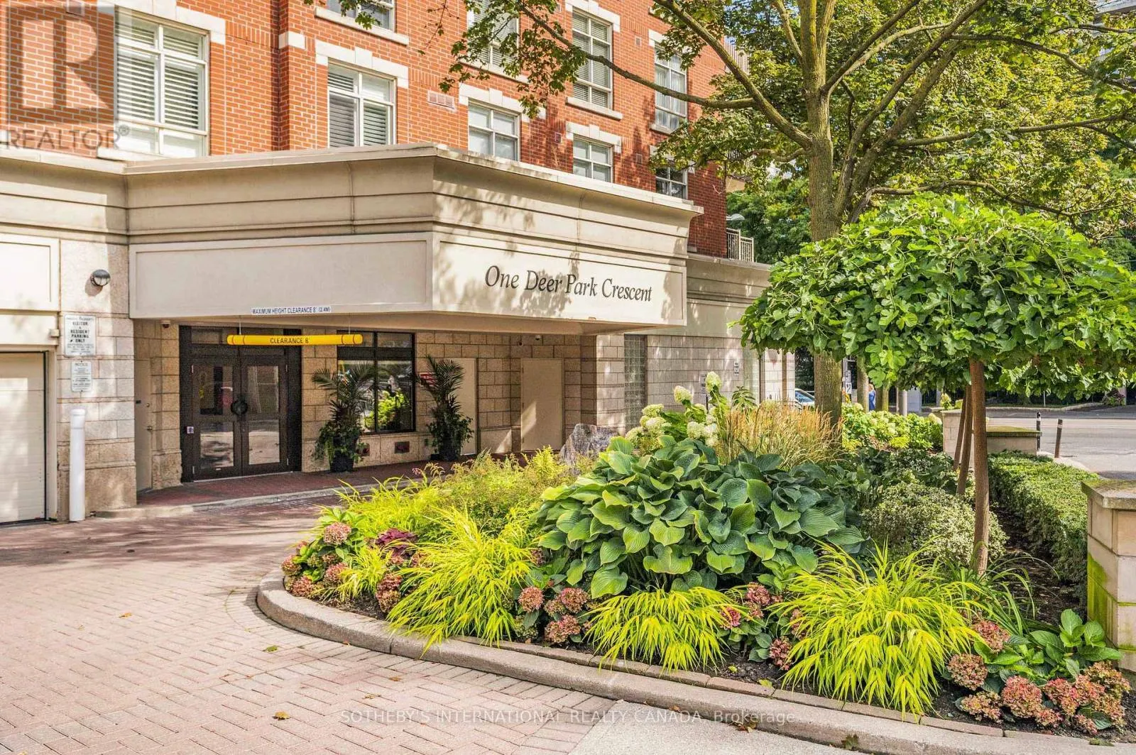 605 - 1 DEER PARK CRESCENT
