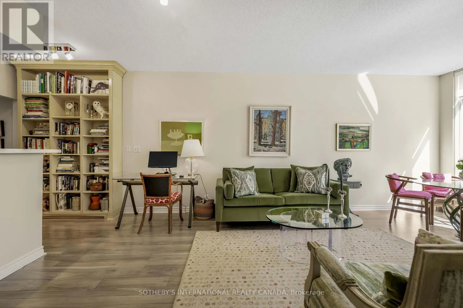 605 - 1 DEER PARK CRESCENT