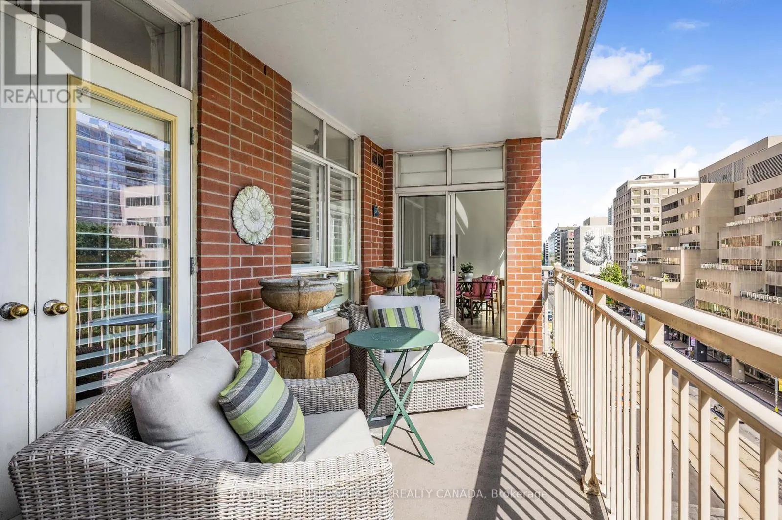 605 - 1 DEER PARK CRESCENT
