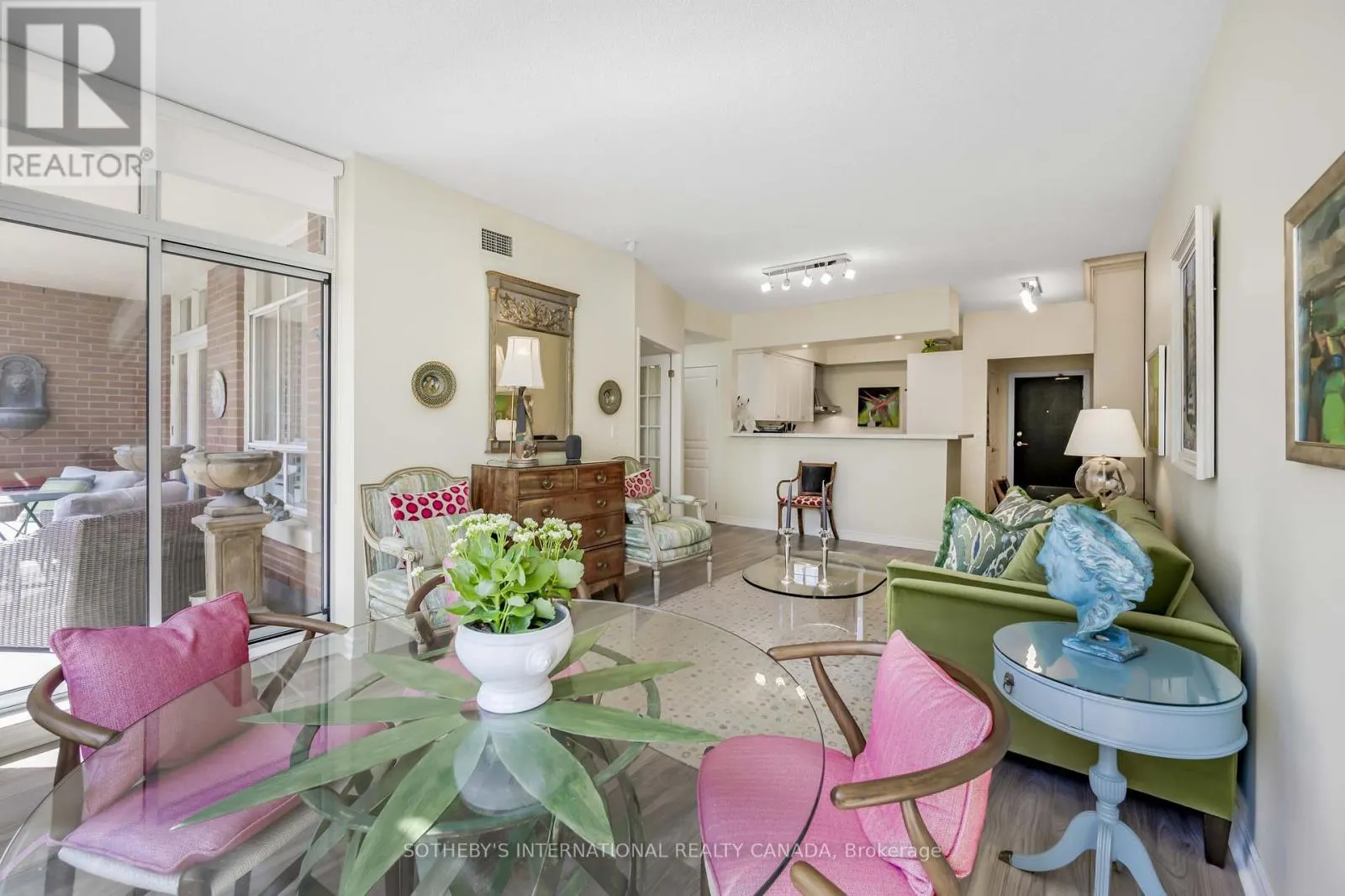 605 - 1 DEER PARK CRESCENT