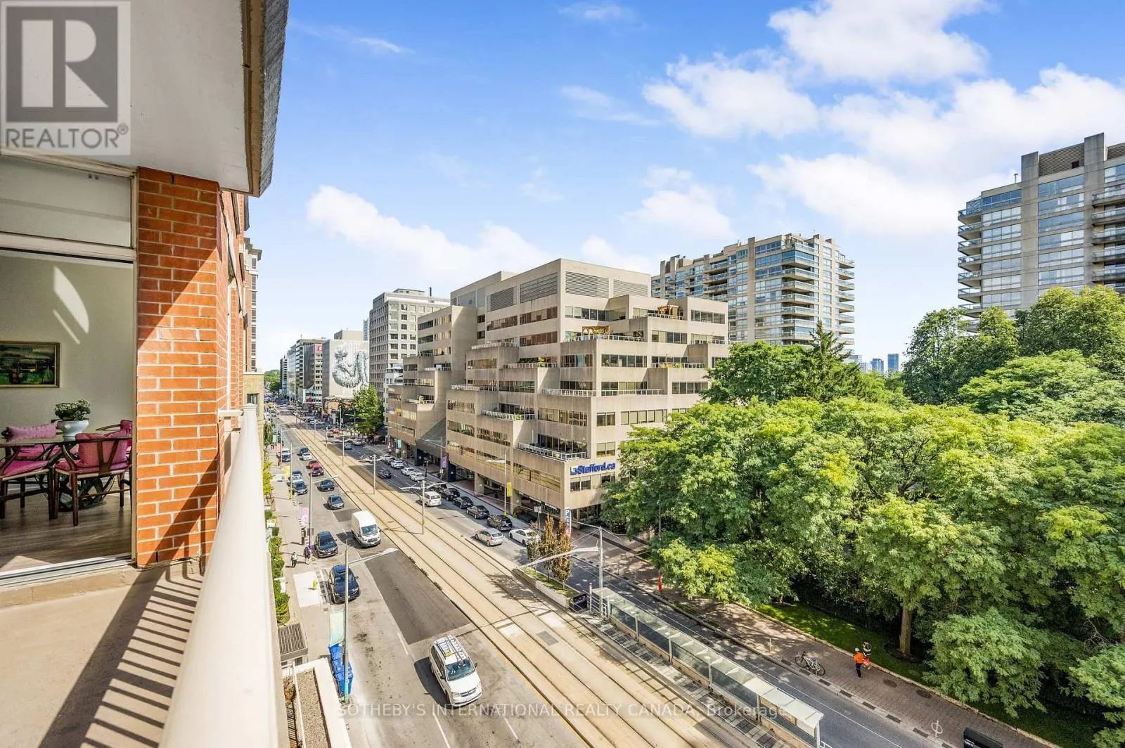 605 - 1 DEER PARK CRESCENT