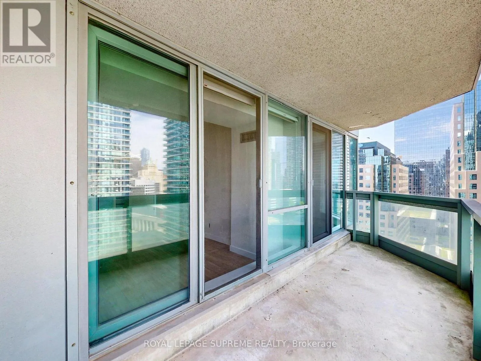 2210 - 10 QUEENS QUAY W