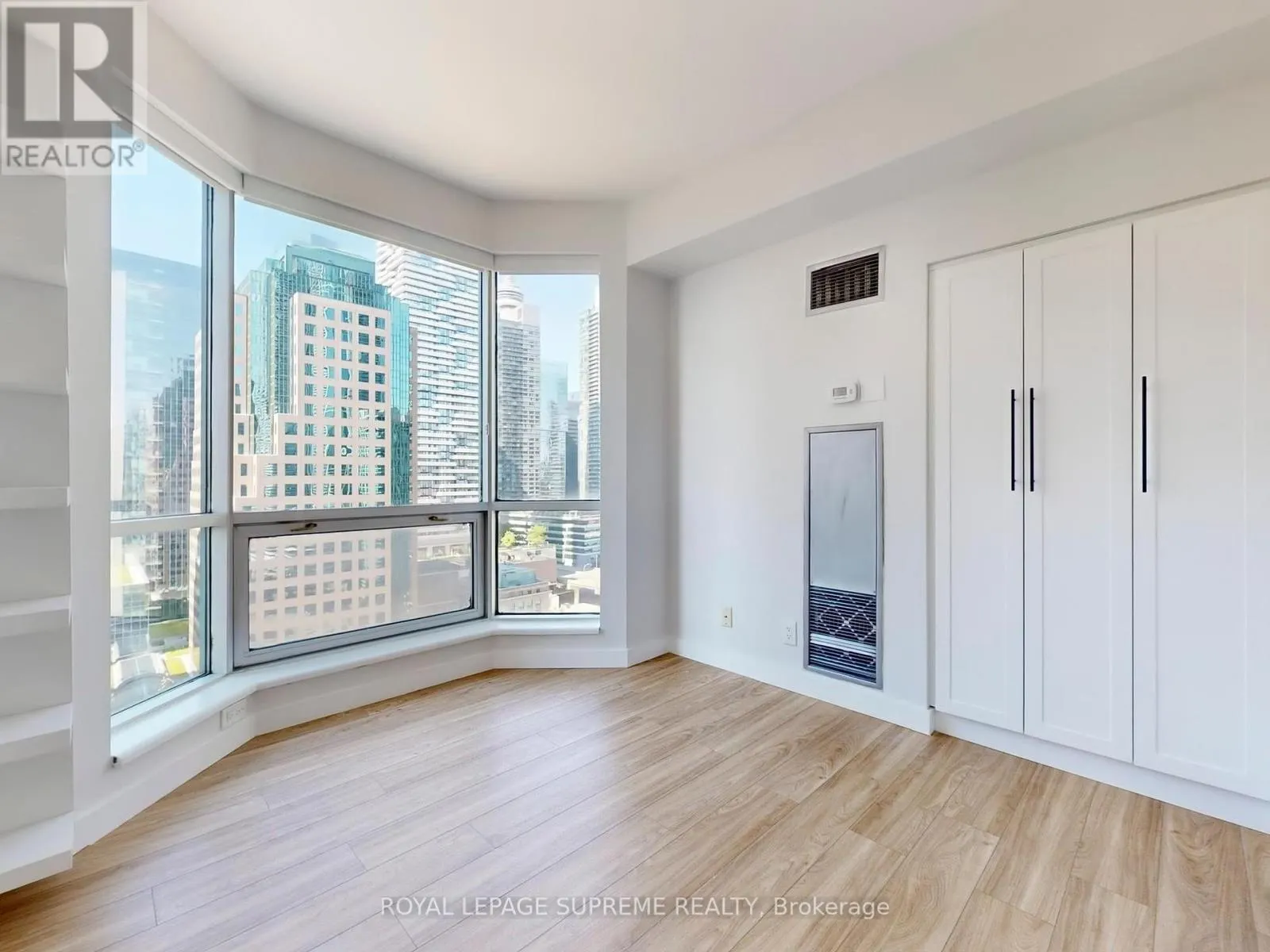 2210 - 10 QUEENS QUAY W
