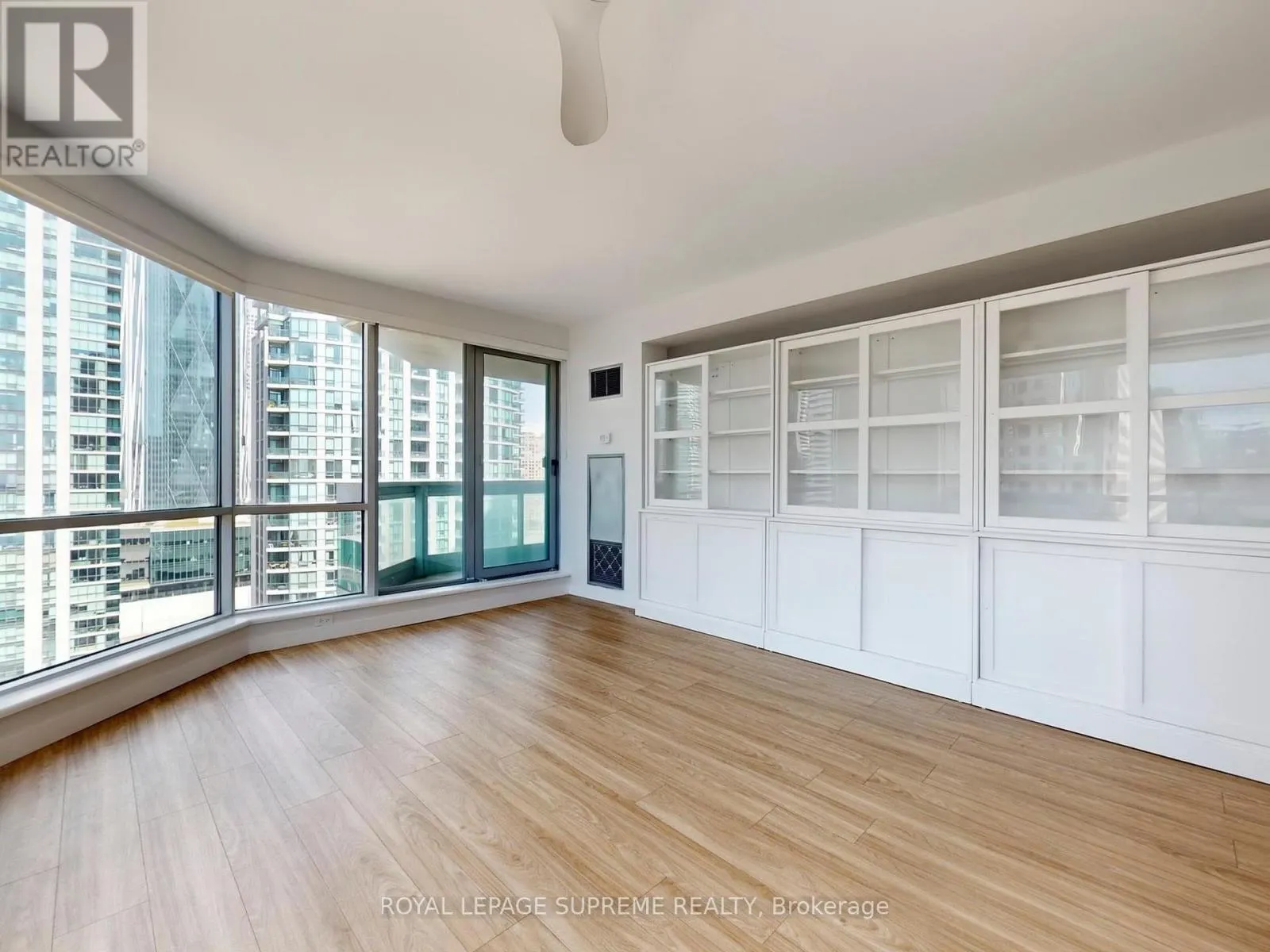 2210 - 10 QUEENS QUAY W