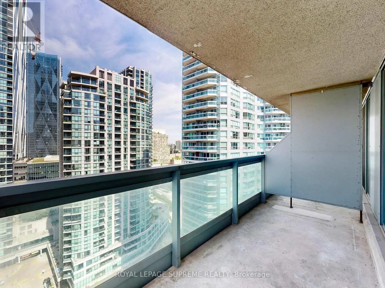 2210 - 10 QUEENS QUAY W