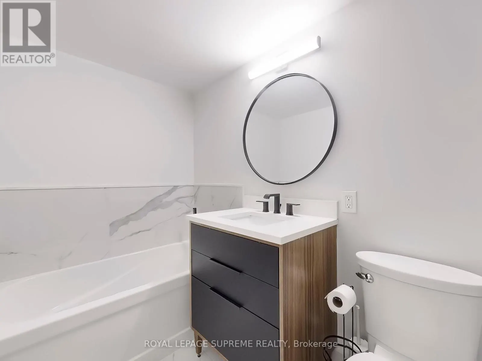 2210 - 10 QUEENS QUAY W