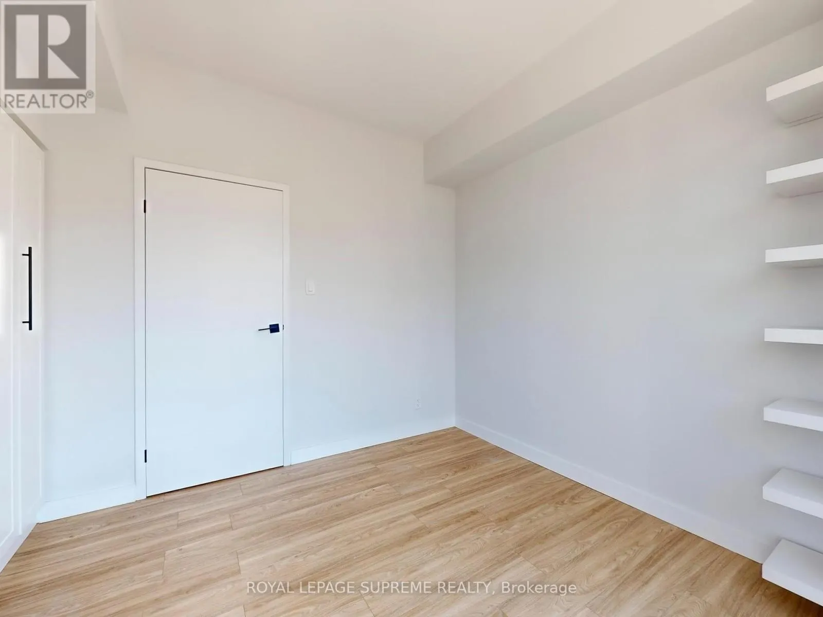 2210 - 10 QUEENS QUAY W