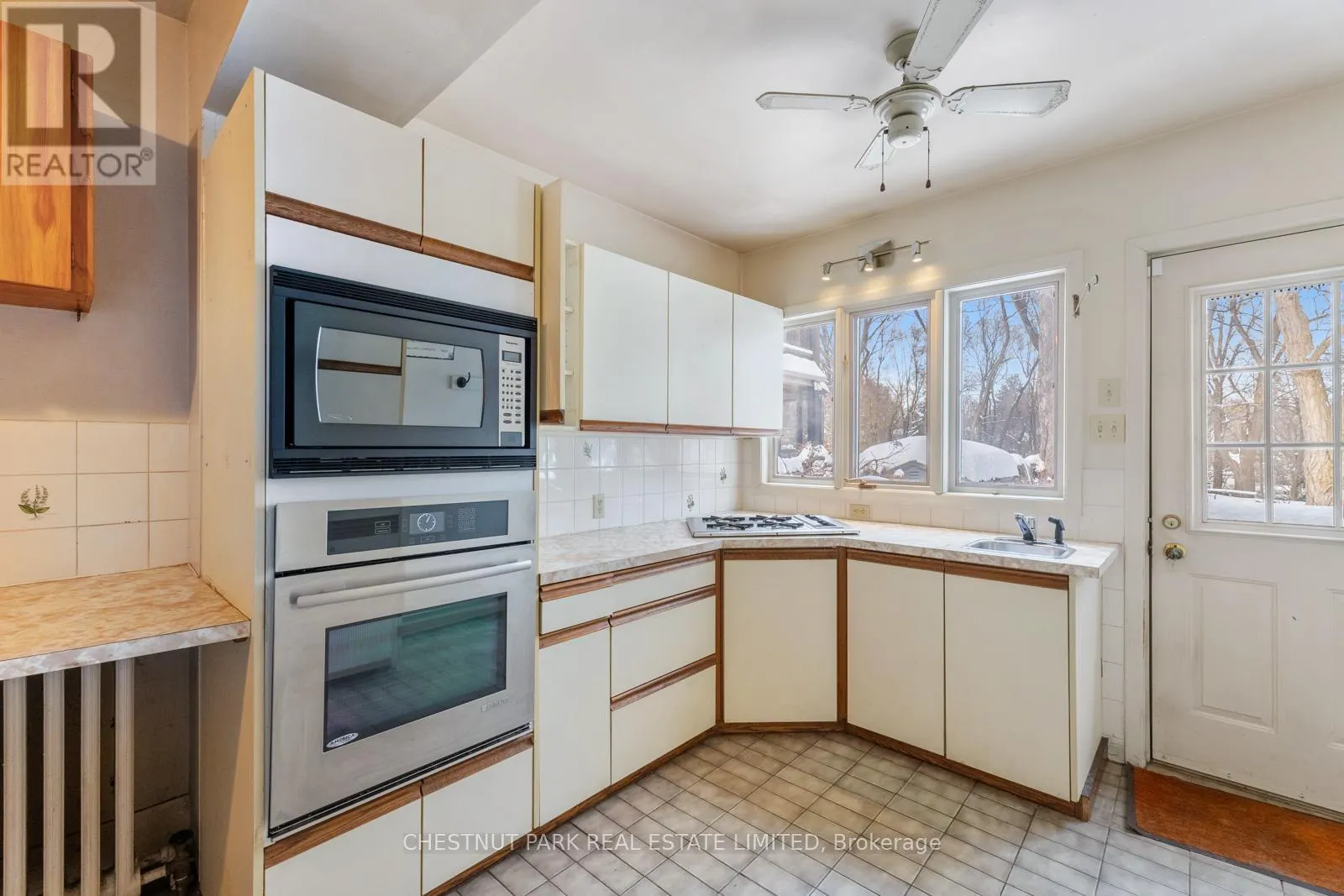 12 GLENVIEW AVENUE