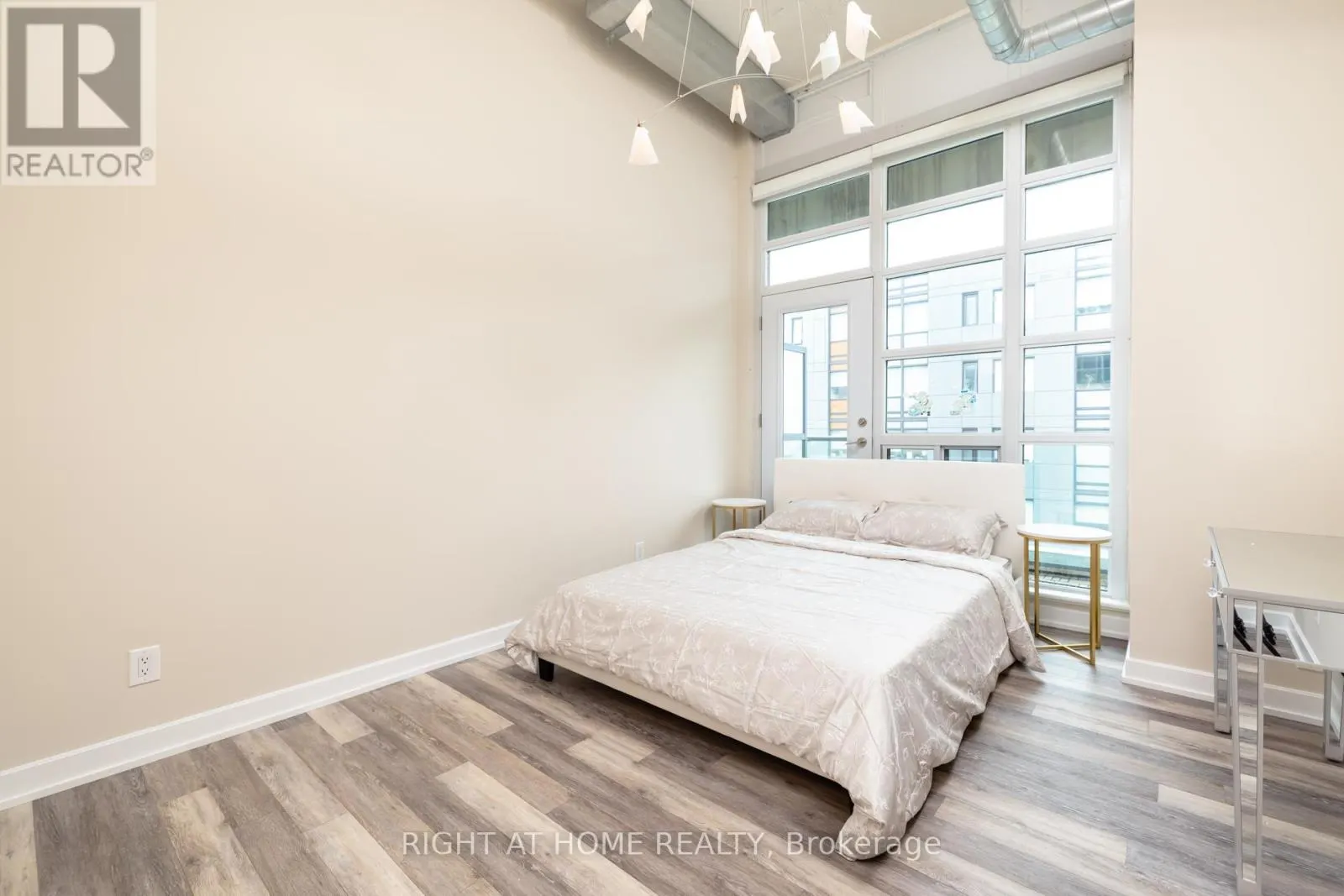 306 - 380 MACPHERSON AVENUE