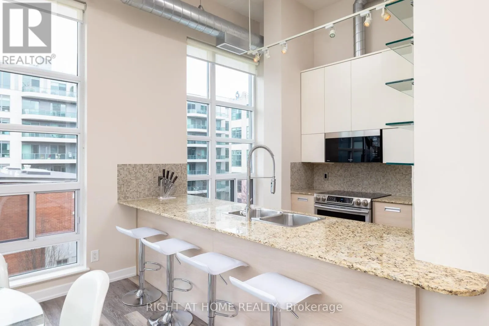 306 - 380 MACPHERSON AVENUE