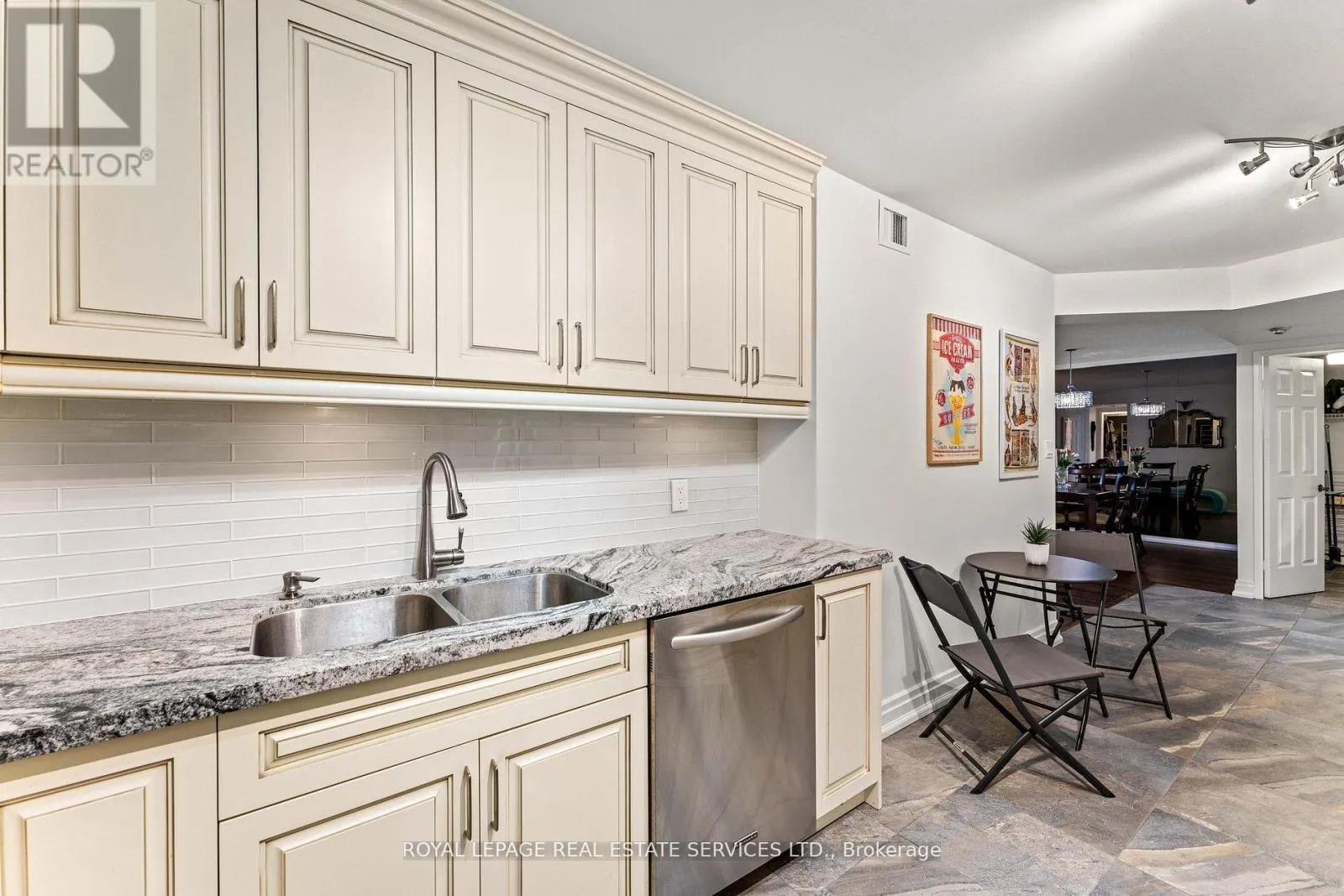 1711 - 5444 YONGE STREET
