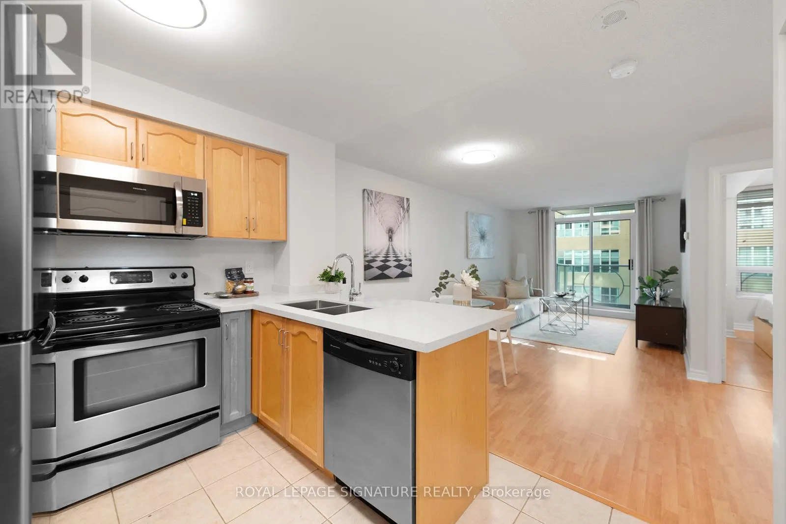 605 - 212 EGLINTON AVENUE E
