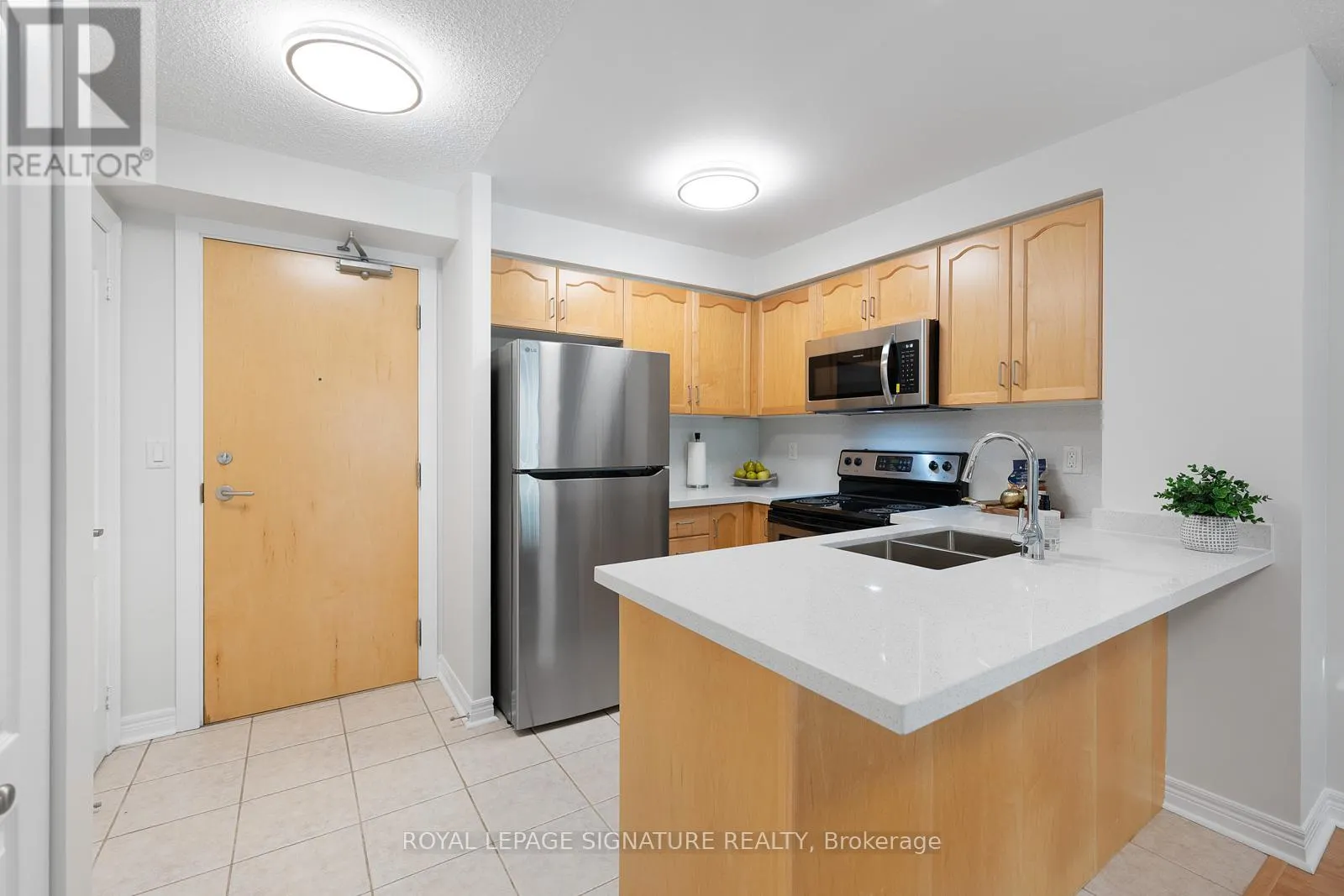 605 - 212 EGLINTON AVENUE E