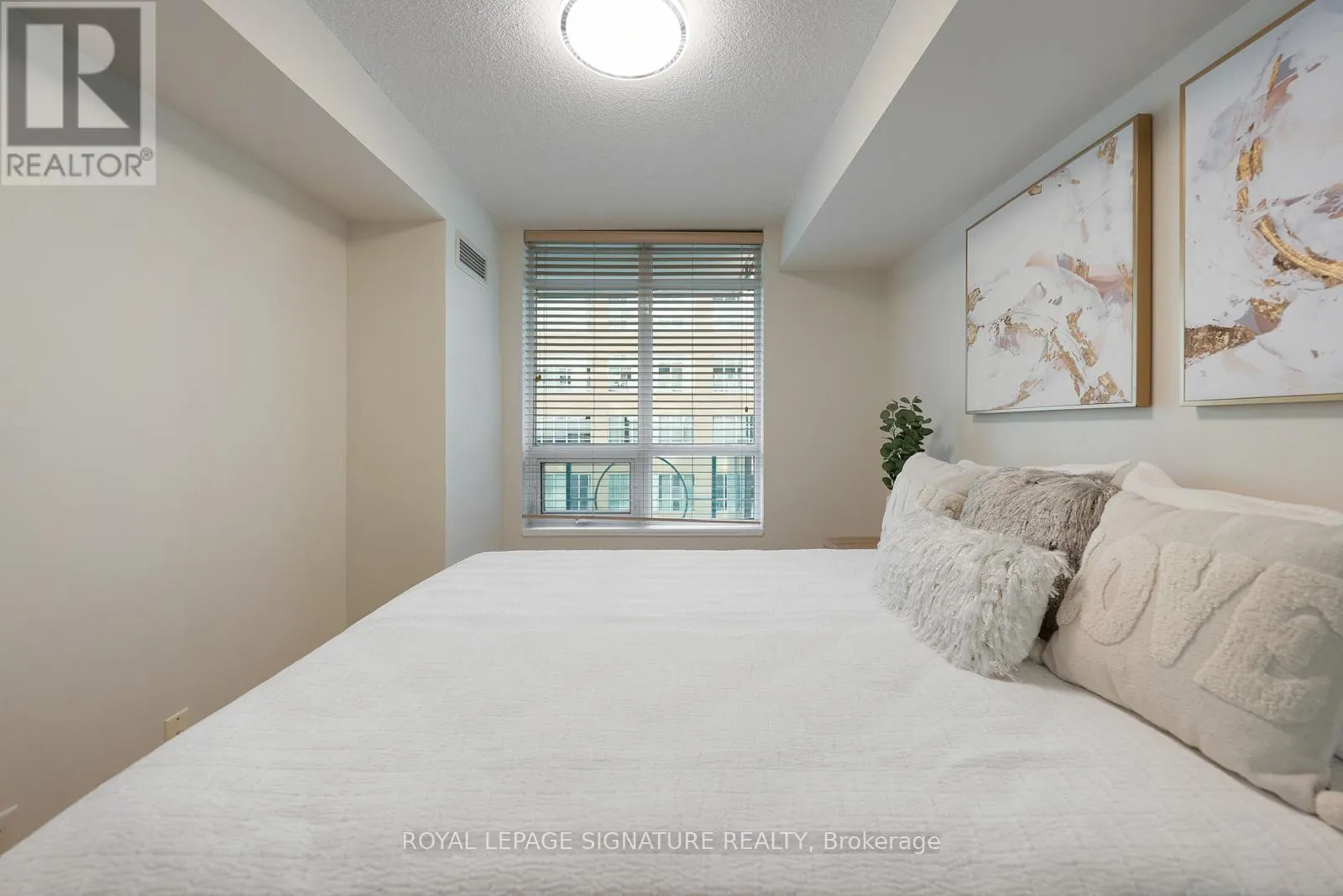 605 - 212 EGLINTON AVENUE E