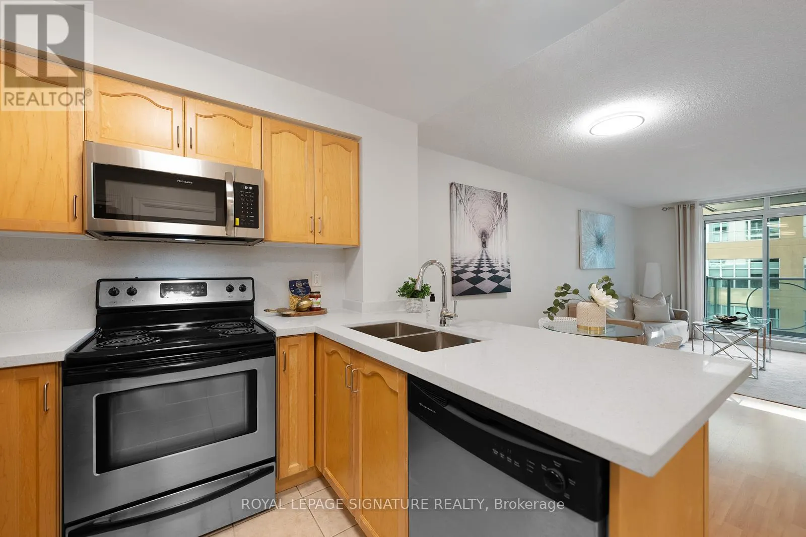 605 - 212 EGLINTON AVENUE E