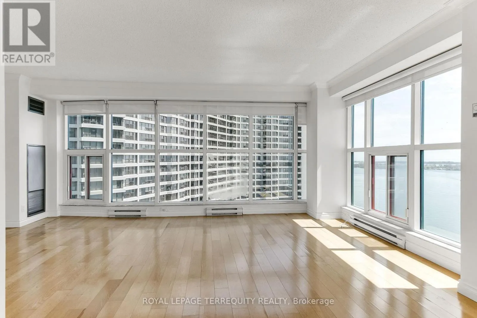 2707 - 77 HARBOUR SQUARE