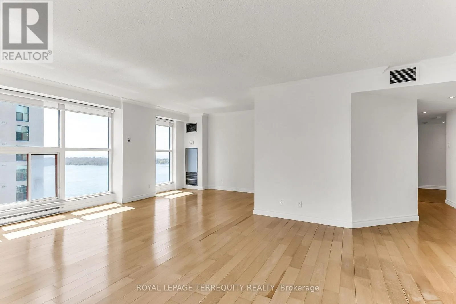2707 - 77 HARBOUR SQUARE