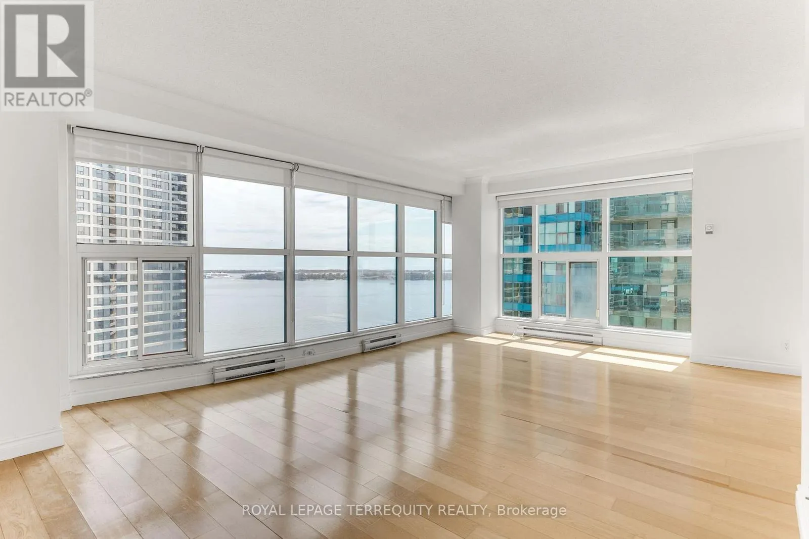 2707 - 77 HARBOUR SQUARE