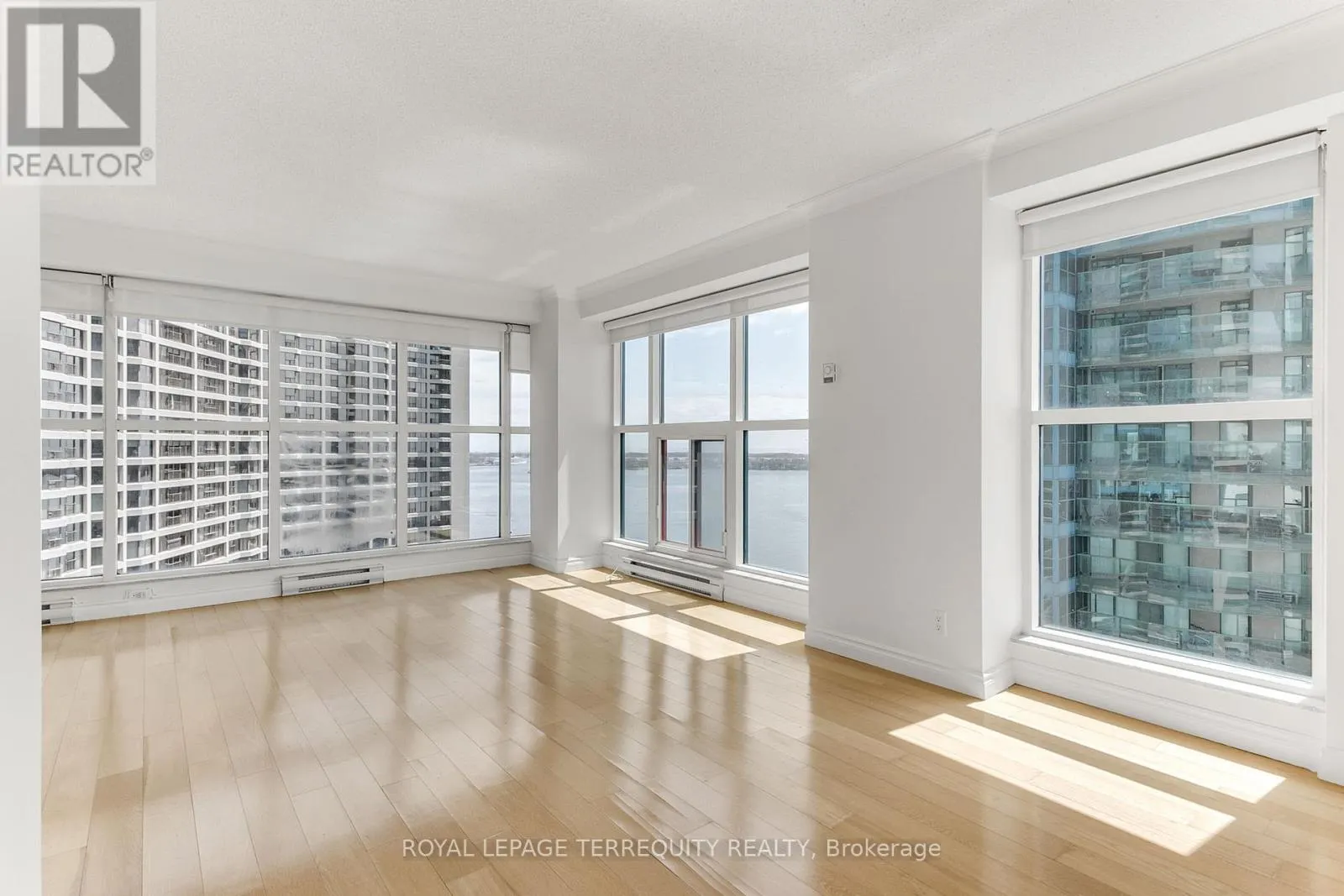 2707 - 77 HARBOUR SQUARE