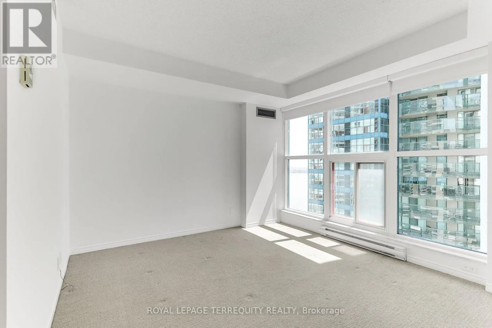 2707 - 77 HARBOUR SQUARE