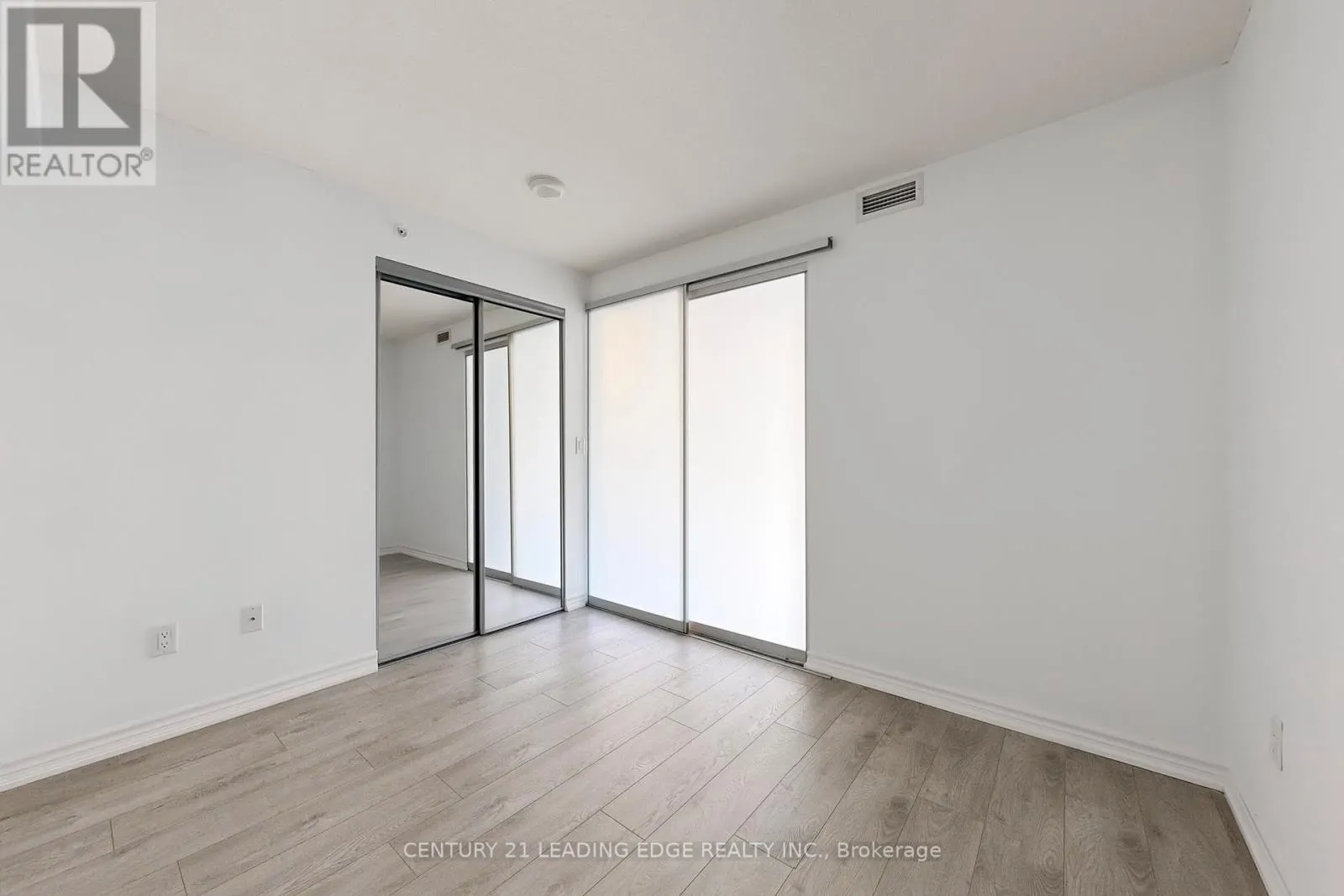 1904 - 386 YONGE STREET