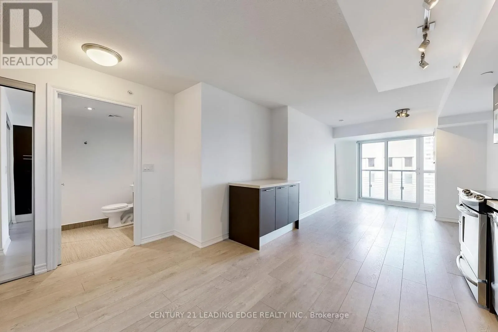 1904 - 386 YONGE STREET
